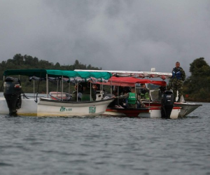 Cuadrillas de rescate _incluso bomberos y aviones de la fuerza aérea en helicópteros_ participaban en la búsqueda de las víctimas del hundimiento del barco turístico 'El Almirante'. Foto: AP