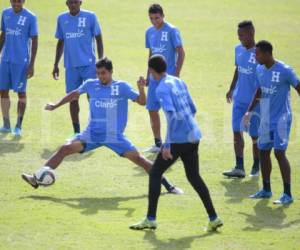 Los jugadores hondureños esta mañana en la primera práctica. Foto: Juan Salgado