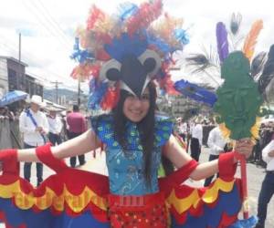 Las jóvenes lucieron hermosos y coloridos trajes en forma de aves, plantas o resaltando la belleza de la naturaleza que tiene Honduras. Foto: Roberto Ramos/ EL HERALDO.