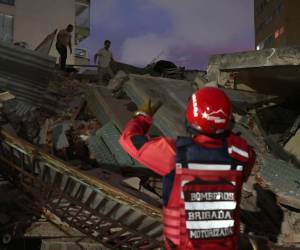 Un potente terremoto sacudió este miércoles a Venezuela, dejando colapsos de edificios en Caracas y otros sectores del país.