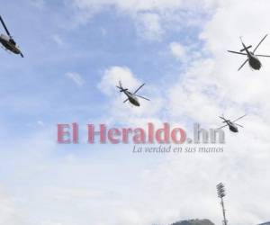 Estos helicópteros descendieron casi a ras de pasto en el Estadio Nacional este 15 de septiembre. (Foto: Marvin Salgado / EL HERALDO)