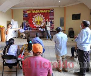 Los empleados del Servicio Autónomo Nacional de Acueductos y Alcantarillados (SANAA) se trasladaron a la sede del sindicato del Sitrasanaays para emitir el pronunciamiento.