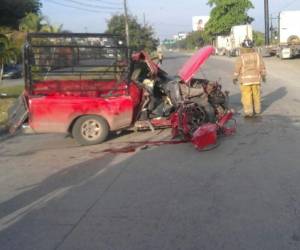 El vehículo quedó prácticamente deshecho en medio de la carretera.