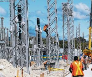 Técnicos de la ENEE trabajan para restablecer el suministro eléctrico tras falla en la Subestación Suyapa.