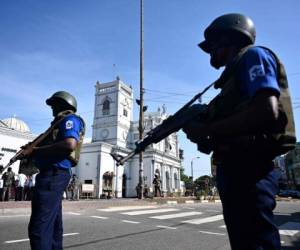 Personal de seguridad montó guardia frente al Santuario de San Antonio en Colombo, un día después de que la iglesia fuera alcanzada por una serie de explosiones de bombas. Foto: Agencia AFP.