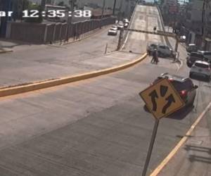 El video muestra al motociclista caer contra el pavimento quedar tendido al lado de la camioneta, mientras su moto se destroza.