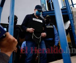 Juan Orlando Hernández se encuentra en una habitación que está en el segundo piso de un edificio de los Cobras.