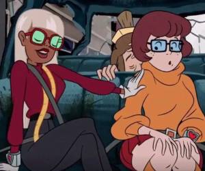 ¡Me siento muy atraída, Daphne! ¿Qué hago? ¿Qué digo?”, le pregunta Vilma a su amiga en otra escena