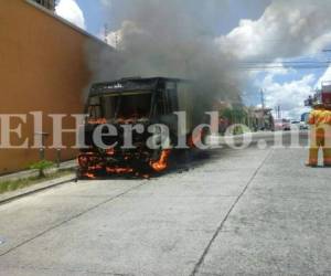 Las llamas consumieron por completo el camión repartidor de la empresa Bimbo, mientras que su conductor salió ileso del incidente registrado en la colonia Roble Oeste, fotos: Fredy Rodríguez/El Heraldo/Noticias de Honduras/Sucesos de Honduras/El Heraldo Honduras.