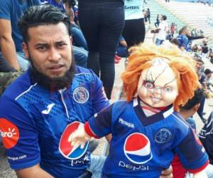 Este aficionados de Motagua llegó con el muñeco Chucky vestido con la camisa del Mimado de la afición.