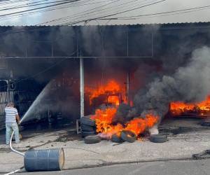 Las llamas de un terrible incendio consumieron un negocio de llantas en la capital.