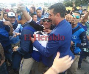 Diego Vazquez saludando a la afición de Motagua afuera del estadio Nacional de Tegucigalpa. (Fotos: Ronal Aceituno / Grupo Opsa)