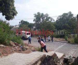 Agentes policiales llegaron al sector para acordonar la zona. Foto El Heraldo