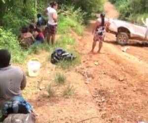 El carros dio varias vueltas por la carretera de tierra.