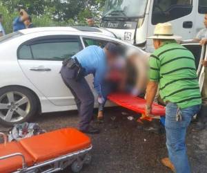 Momento en que sacaban a una de las personas heridas en el accidente para trasladarla a un hospital.(Foto: cortesía Bomberos H)