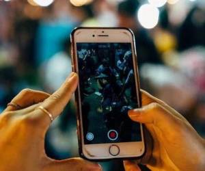 La plataforma cuenta con casi 700 millones de usuarios activos mensuales .