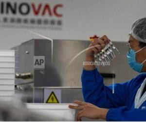 La vacuna de Sinovac estuvo lista para las últimas etapas de pruebas en un momento en que China tenía una diseminación tan baja del coronavirus que la compañía se vio forzada a recurrir a varios lugares en el extranjero para recabar los datos necesarios. Foto: AP