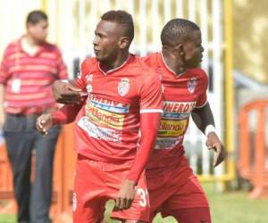 Pablo Arzú celebra la anotación que marcó a los 43 segundos del partido.