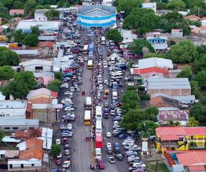 Miles de hondureños han cruzado hacia El Salvador para hacer turismo en esta semana de feriado de octubre.