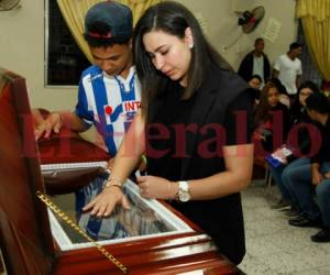 Los familiares de Juan Carlos García lloran su partida a la par de su féretro.
