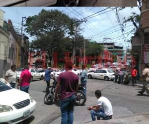 Los taxistas se mantienen paralizados en el centro de la capital ante aumento de la tasa vial municipal.