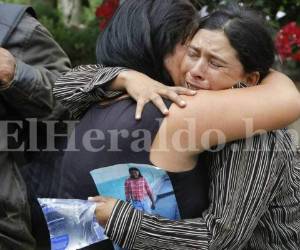 La señora María de los Ángeles Gómez, una mujer que se gana la vida con la venta de periódicos, llora sin consuelo por la muerte de su hija, foto: Estalin Irías / EL HERALDO.