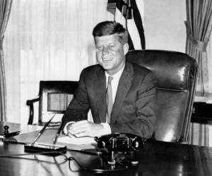 Trump acordó demorar la publicación de algunos documentos vinculados al asesinato a pedido de la CIA. Foto: AFP