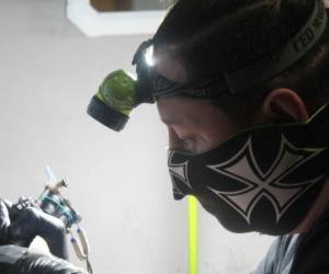 Paciencia y una pizca de talento personal es la receta del hondureño para triunfar como artista del tatuaje.
