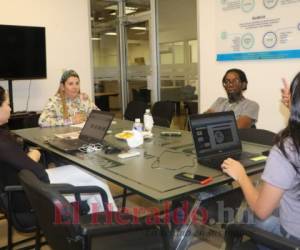 Astrid Zambrano, Karla Campos, Sabdy Flores y Emilio Álvarez reunidos en la Sala de Redacción de EL HERALDO para definir las bases de la competencia. Foto: José López Trejo /EL HERALDO