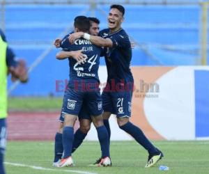 Omar Elvir, Matías Galvaliz y Roberto Moreira celebrando el gol de Motagua ante Marathón el sábado en el estadio Olímpico de San Pedro Sula en el primer juego de la pentagonal. Foto: EL HERALDO.