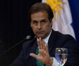 El presidente uruguayo Luis Lacalle Pou pidió a la población precaución para evitar más casos de covid-19. AFP.