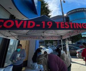 Las personas se registran para una prueba gratuita en una carpa de pruebas covid-19 frente a un City Bank en la esquina de Third St y Fairfax Blvd, en Los Ángeles, California, el 3 de enero de 2022. Foto: AFP