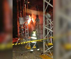 El Cuerpo de Bomberos llegó hasta la zona para sofocar las llamas del transformador y luego el equipo de la ENEE inició con la reparación del transformador.