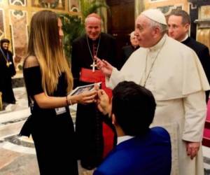 Un joven venezolano aprovechó una audiencia privada con el papa Francisco en el Vaticano para proponerle matrimonio a su prometida ante el pontífice (Foto: Redes Sociales)