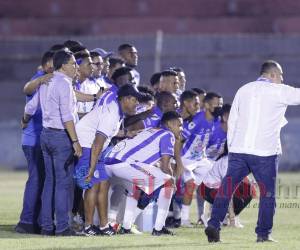 El cuerpo técnico integrado por Salomón Nazar, Henry Oliva y Marcos Mendoza, quisieron unirse al plantel, además de todo el banquillo suplente.