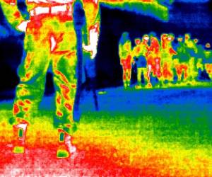 Una cámara térmica capta a un soldado de la Guardia Nacional de Texas vigilando a un grupo de inmigrantes cerca de la frontera, en el caso de los migrantes secuestrados fueron interceptados a la altura del municipio de Reynosa, otra ciudad fronteriza.