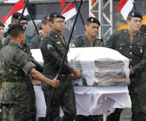 Fuerzas de seguridad de Brasil recibieron los cuerpos de las víctimas del accidente aéreo. Fotos: Agencia AP.