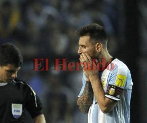 Lio Messi lamenta las oportunidades de gol que se erraron durante todo el juego.