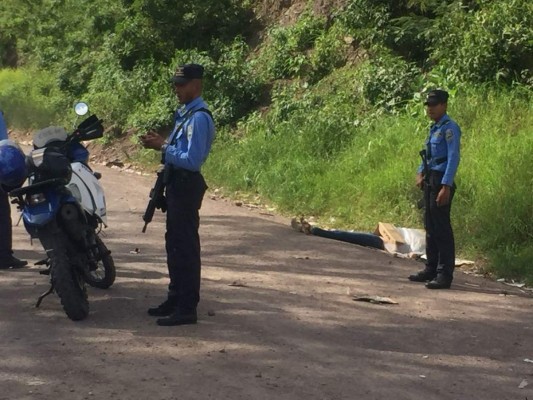 El cuerpo de la víctima quedó a la orilla de la carretera hasta donde llegaron los elementos de la Policía Nacional de Honduras.