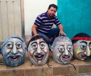 Johnny posa junto a una extensa colección de mascarones hechos de su propia mano gracias al talento que posee. Fotos: Johny Magallanes/EL HERALDO