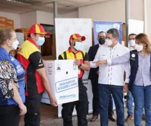 El recibimiento de los inoculantes en Tegucigalpa estuvo liderado por el presidente Juan Orlando Hernández y la ministra de Salud, Alba Consuelo Flores.