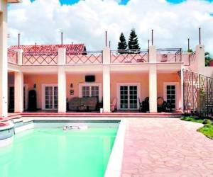 La Hacienda. Una refrescante piscina, muebles de lujo y finos acabados enriquecen el valor de esta propiedad ubicada en la ciudad capital.