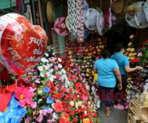 Con arreglos florales, peluches, cartas y globos lucen decorados los negocios en los mercados. Foto: David Romero/El Heraldo