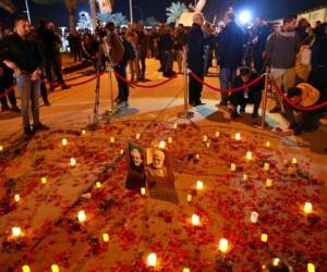 Integrantes de las Fuerzas de Movilización Popular y sus partidarios encienden velas en el aeropuerto internacional de Bagdad, al cumplirse un año de la muerte de Abu Mahdi al-Muhandis, subcomandante de dichas fuerzas, y del general Qassem Soleimani, jefe de las fuerzas Quds de Irán. Foto: AP.