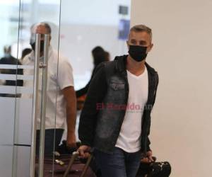 Así arribó al aeropuerto Internacional de Palmerola el nuevo técnico de Olimpia Pablo Lavallén. Foto: Esfraín Salgado / EL HERALDO.