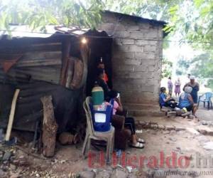 Familiares, amigos y vecinos de la mujer que fue descuartizada y escondida en un barril de plástico la esperaban consternados por la dantesca forma de su deceso.