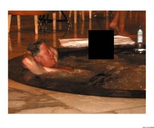 En una de las imágenes difundidas por el Departamento de Justicia (DOJ), Clinton aparece relajado en un jacuzzi, con los brazos detrás de la cabeza, acompañado por otra persona cuyo rostro fue censurado.