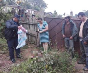 El bebé fue lanzado sobre un arbusto de un solar baldío en el departamento de Copán.