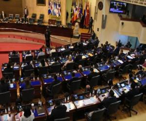 El presidente salvadoreño Nayib Bukele consolidó su poder a partir del 1 de mayo cuando el nuevo parlamento, dominado por su partido, Nuevas Ideas (NI), asumió el poder sin una fuerza que lo contrarreste.Stanley ESTRADA / AFP.