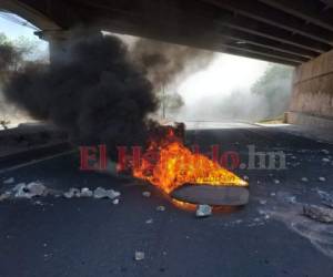 La jornada de protestas incluyó quema de neumáticos. Foto Alex Pérez| EL HERALDO